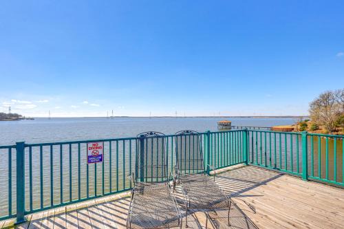 Hot Tub + Deck: Waterfront Lake Limestone Escape!