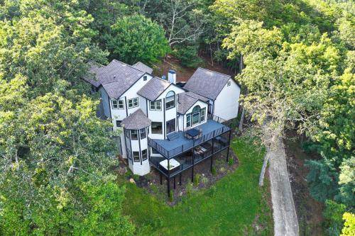 Hot Tub, Decks & 2 Kitchens: Mtn-View Jasper Gem! in Jasper