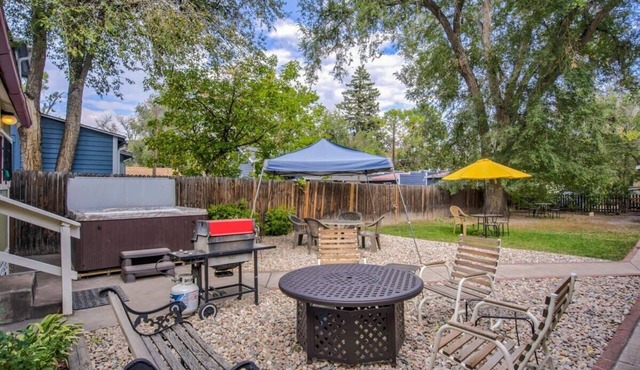 Hot tub fire pit 2 blocks from Colorado College CC