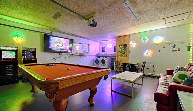 Hot Tub, Gameroom,17 min to Dickies Arena, FirePit
