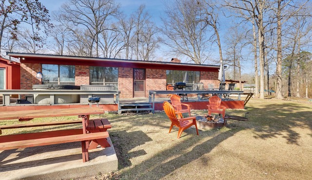 Hot Tub, Lake Access! Angler’s Escape in Hemphill