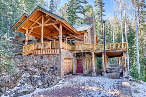 Hot Tub & Mtn Views: Woodsy Cabin in Greer