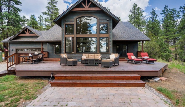 Hot tub, Pet Friendly, Big Deck & Forest Views!