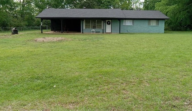 House is 1 blk from Rodeo and 1.5m from lake Gladewater, Pet friendly