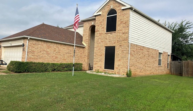 House sleeps 12, 5 bedrooms, 2.5 bath, pool, at Lake Lewsiville