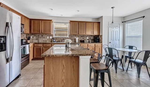 HUGE HOUSE!!! MINUTES TO DOWNTOWN!!! FAMILY FRIENDLY!!