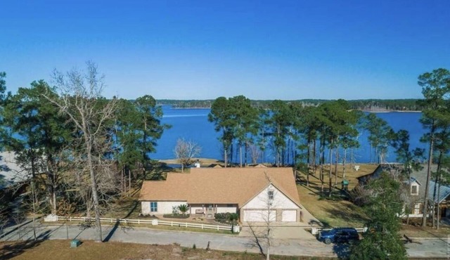 Huge waterfront lake house with spacious yard & amazing views! in Brookeland