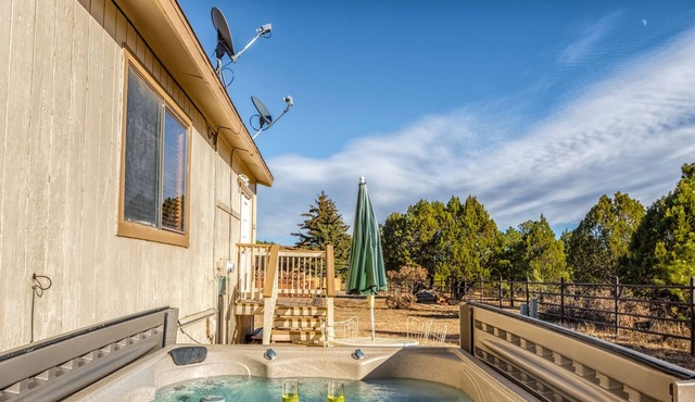 Hummingbird Oasis, 3 Bedroom, 3 Baths, Hot Tub, Sleeps 6, AC, TV's