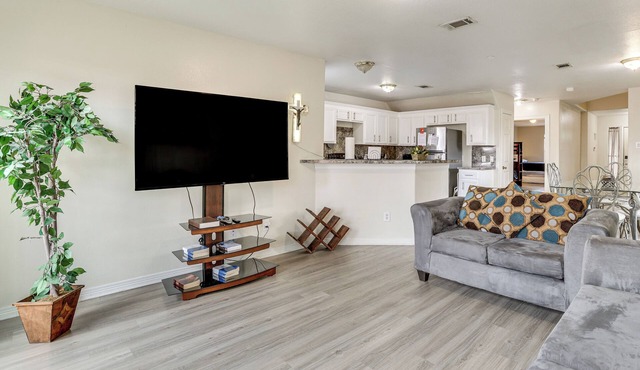 Ideal Location 4 Mi to Med Center! Houston Duplex