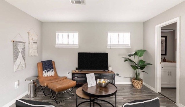 Immerse yourself in the rich, vibrant Dallas culture in this cozy urban getaway.
