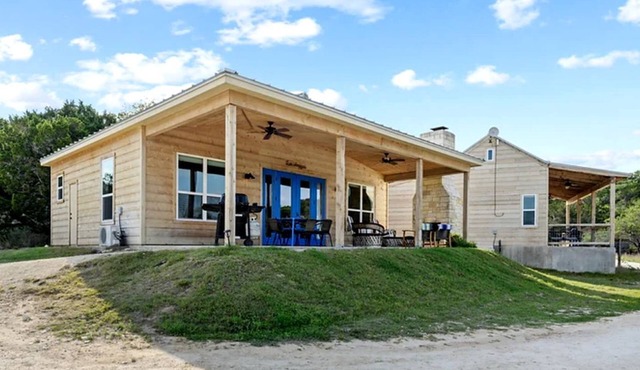Incredible Cottage for a Family Retreat to Texas Hill Country near Dripping Springs, Texas