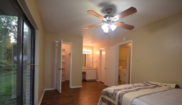 Independent Unit 2 Bed 1 Bath Queen Bed Washer-Dryer Internet