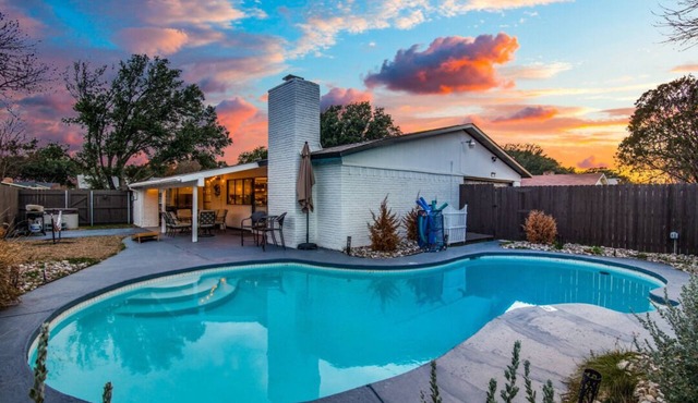 Jacuzzi & Pool House w/Game Room + Fire table near Grandscape