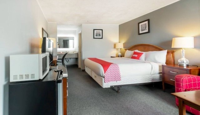 Jennings Gem: King Bed, Quiet AC, Free Coffee/Tea in Lobby, Walk to Local Spots! in Jefferson Davis Parish