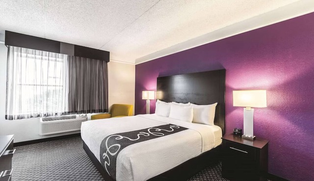 Jetted Tub Deluxe King Suite, Pet-Friendly, Near San Antonio Missions Park