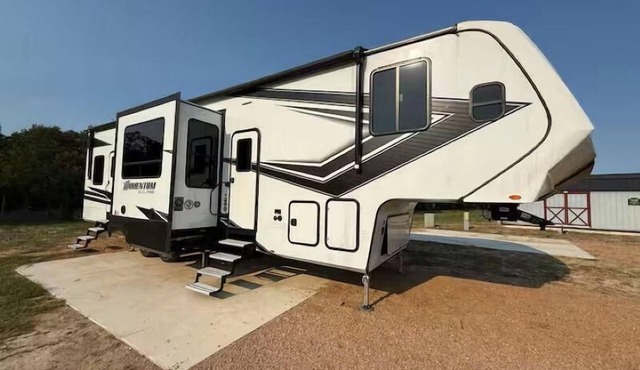 Joy Drive In Movie & RV Resort - 2bd Toy Hauler - Joy Drive In Movie & RV Resort - 2bd Toy Hauler