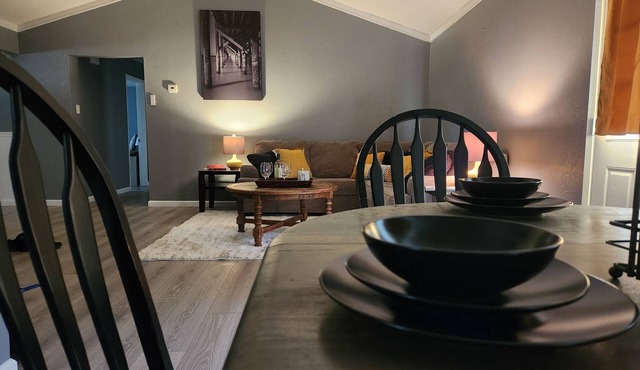 King bed 4-bedroom house in Saginaw with WiFi, AC 10mins from stockyards