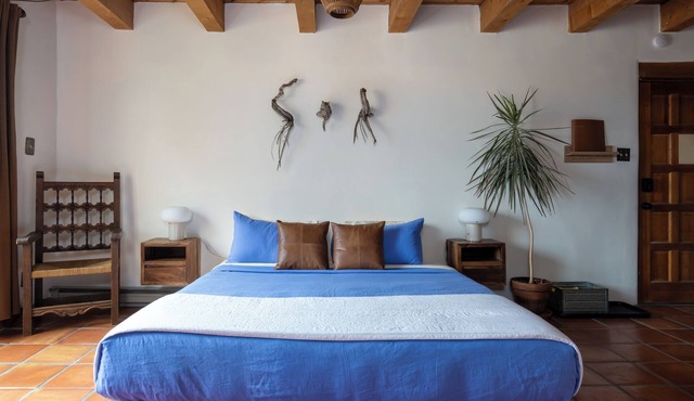 King bed adobe studio with fireplace, hammocks & balcony views. Kitchenette · fast WiFi · ski storage. 15 min to Taos Ski Valley, 5 to Arroyo Seco. Sleeps 2.