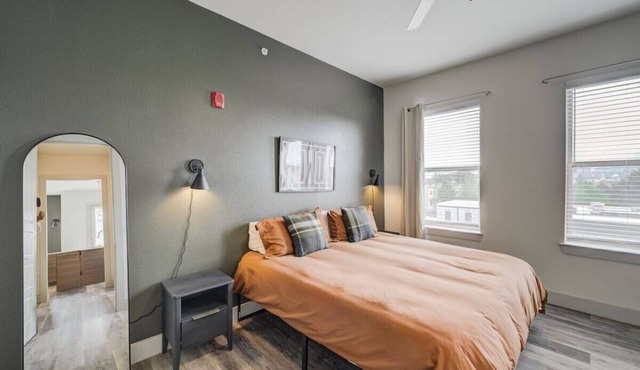 King Bed, Corp Stays, West 7th Cowboy's Retreat