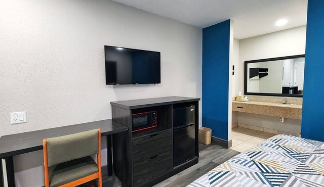 King Bed with Free Breakfast, Parking, Near Riverfront Park