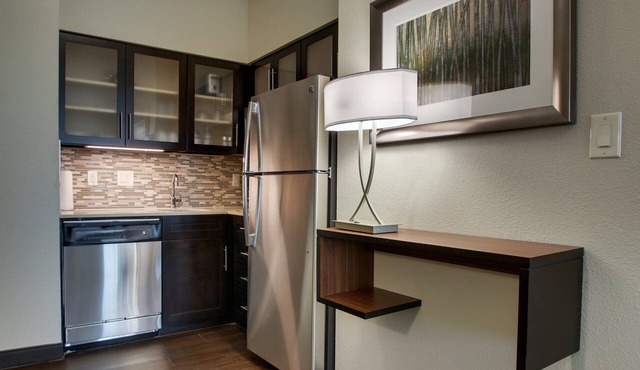 King Studio w/Free Breakfast Buffet & Pool Access Included!
