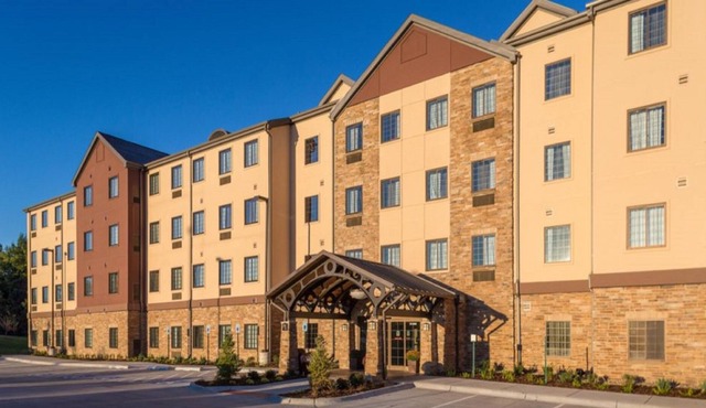 King Suite Close to Castaway Cove Water Park! Equipped Kitchen + Complimentary Breakfast in Wichita Falls