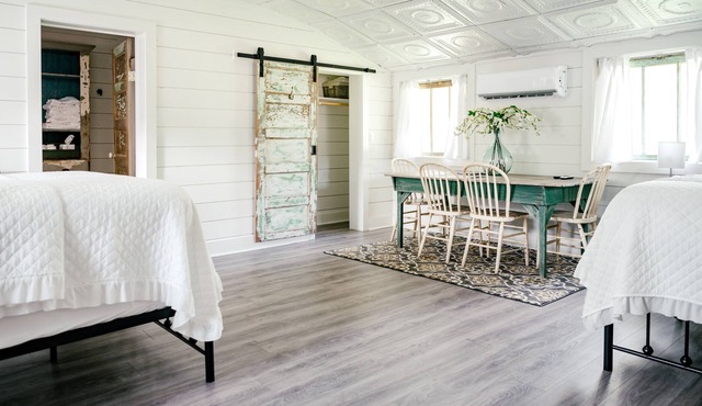 Kobza Haus Cottage + Walk To Restaurants, Shopping, and Wine Bars!