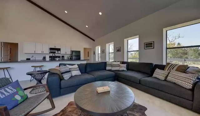 L Star Ranch Modern Barndominium - 15 minutes from Round Top!