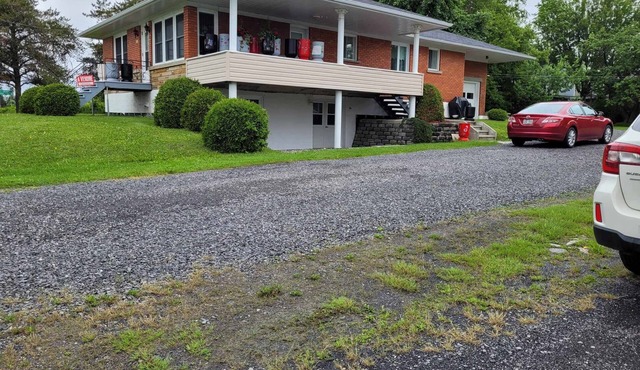 La Madeleine, Appartement Rez-de-Jardin parfait pour travail ou loisir. in Frontenac