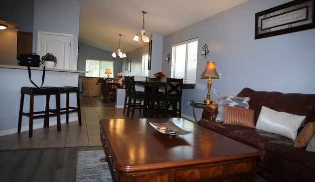 Lady T’s Serenity Getaway near TUS airport. Spacious 4Be home in charming Tucson