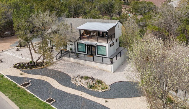 Lago Vista Home w/Putting Green & Pool!