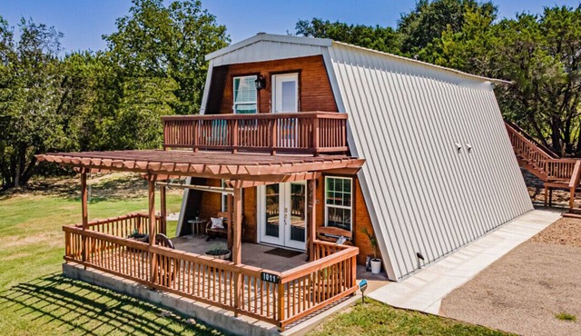 Lake Access ⛵️ Pool 🏖️ Private Patio 🦜BBQ 🌭 WiFi 💻 Free Parking 🏎️ Pet Friendly 🐾