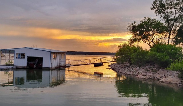 Lake Bridgeport Waterfront Charming Home with Private Dock/Boat & Jet Ski lift