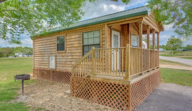 Lake Conroe One-Bedroom Cabin 3