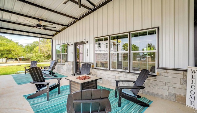 Lake Days Await Boat Parking Big Porch