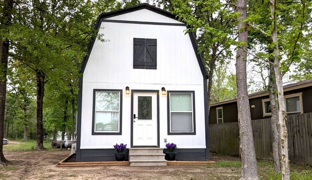 Lake Fork Luxury and Leisure. 2 story cabin in gated resort. Many amenities!