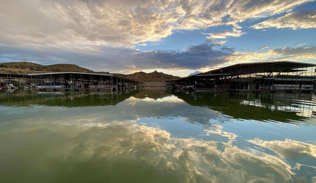 Lake House with Ping Pong & Pool Table, sleeps 16, 1.5 bath with full kitchen