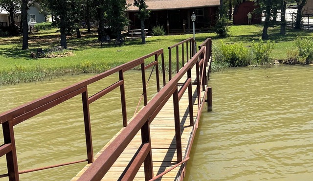 Lake Palo Pinto Rustic, waterfront cabin Steps from private boat dock