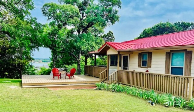 Lake view & tree house vibes with 2 outdoor decks!
