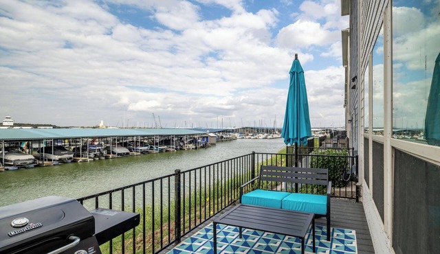 Lakefront, Boating + Private Deck - Marina Views in Rowlett