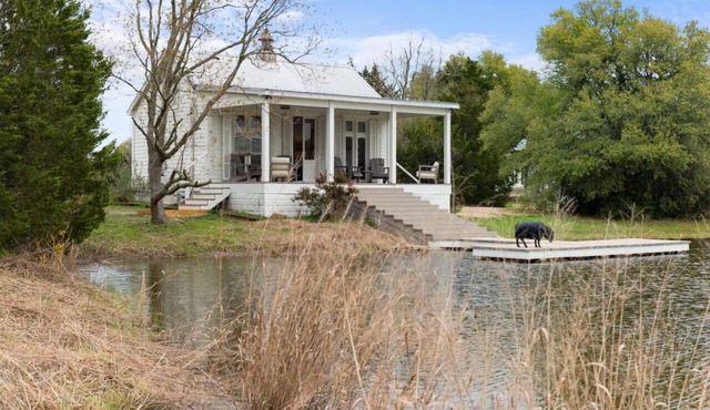 Lakefront Charm: Your Perfect Getaway in Round Top
