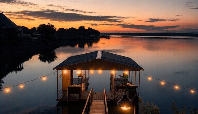 Lakefront Escape with Private Dock, Kayaks & Stunning Sunset Views - Sleeps 12