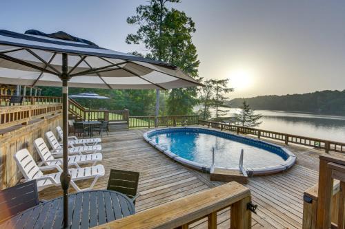 Lakefront Gladewater Retreat w/Dock + Hot Tub!
