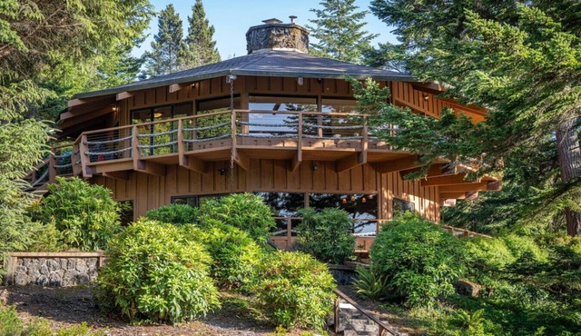 Lakefront Octagon Hot Tub Wine Bar Game Room in North Bend
