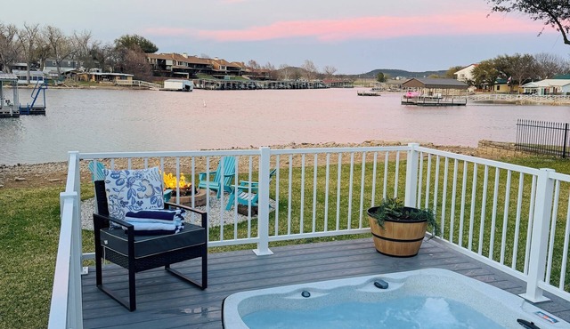 Lakefront Retreat - Deep Water Dock, Hot Tub, Game Garage, Bunkhouse