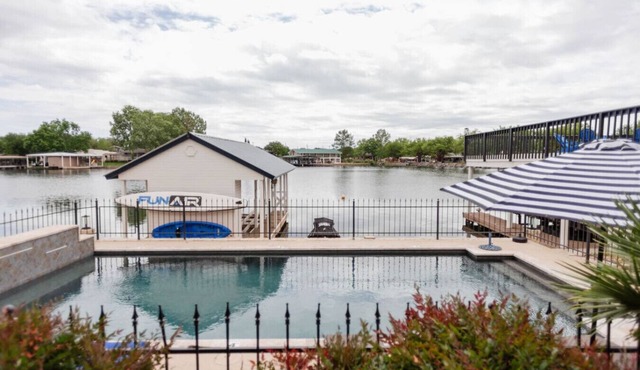 Lakefront Retreat w/Pool & Game Room | Families in Marble Falls