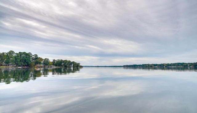 Lakefront Texas Abode w/Kayaks, Fire Pit & Patio! in Lone Star
