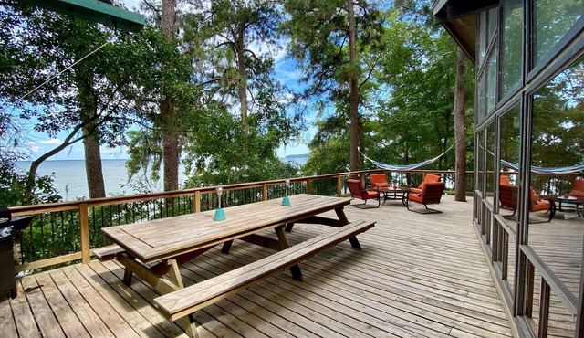 Lakefront “Treehouse”: Private Retreat in the Pines!