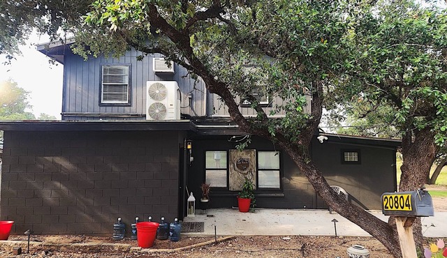 Lakeside Escape on Lake Travis! Pickleball Court + Dog Friendly