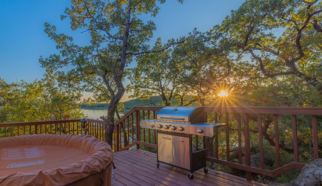 Lakeside Hideaway with amazing views